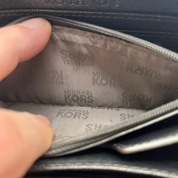 Michael Kors metallic logo wallet - zip around - Picture 9 of 11